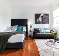 Cosy nook in inner-city Victorian mansion - C Tourism