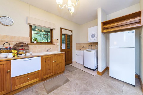 Country Pleasures Bed And Breakfast - C Tourism 3