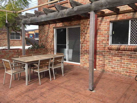 Cozy 3BR Townhouse In Liverpool CBD With Parking - C Tourism 1