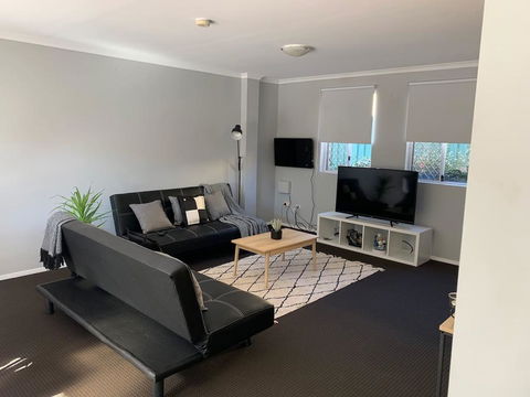 Cozy 3BR Townhouse In Liverpool CBD With Parking - C Tourism 0