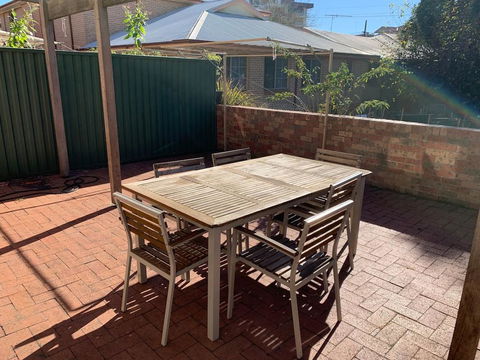 Cozy 3BR Townhouse In Liverpool CBD With Parking - C Tourism 2