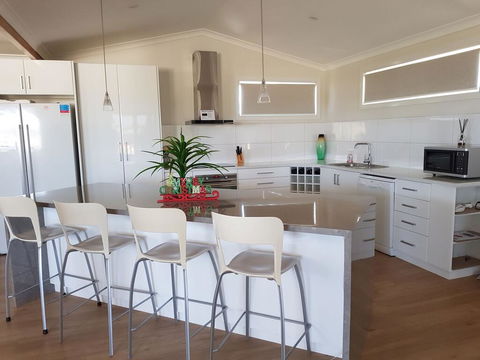 Cozzys Condo Luxury Beach House - C Tourism 3