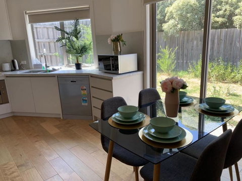 Delicate And Peaceful Bundoora Townhouse 11-R2 - C Tourism 2