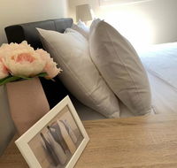 Delicate Bedroom in Bentleigh East - C Tourism