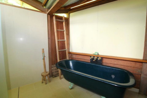 Delicate Nobby Artist Studio, 898 Point Plomer Road - C Tourism 3