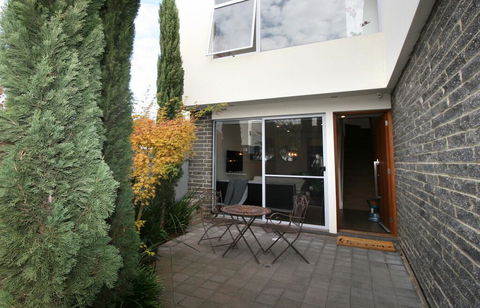 EROS City Fringe - Wifi, Wine, Netflix, Pets OK And Park Views! - C Tourism 3