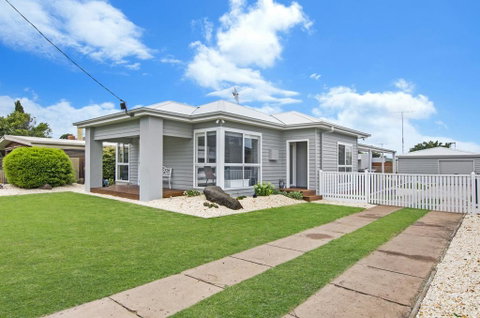 Fielding's Lair - The Ultimate Family Retreat - House & Bungalow - C Tourism 0