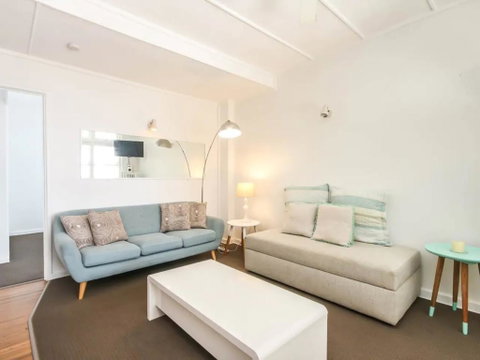 Funky 1 Bedroom Beach Pad By The Beach - C Tourism 0
