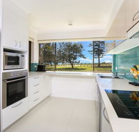 Golden Shores Unit 1 21 Landsborough Parade - C Tourism