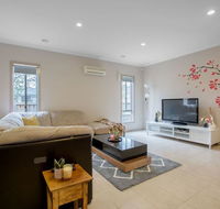 Gorgeous 4BR home in Point Cook - C Tourism