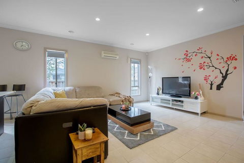 Gorgeous 4BR Home In Point Cook - C Tourism 0