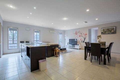 Gorgeous 4BR Home In Point Cook - C Tourism 3