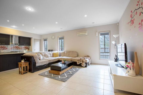 Gorgeous 4BR Home In Point Cook - C Tourism 1