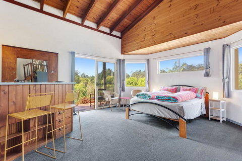 Gorgeous Mediterranean-style Hinterland Home - C Tourism 1