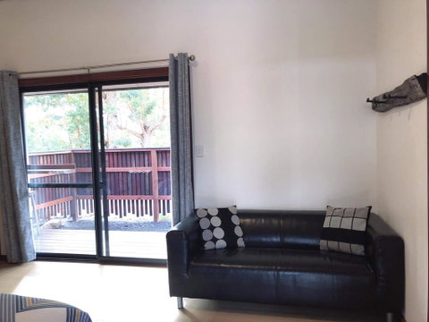 GRAPE JUICE STUDIOs 4km To Town And Surfers Point - C Tourism 1