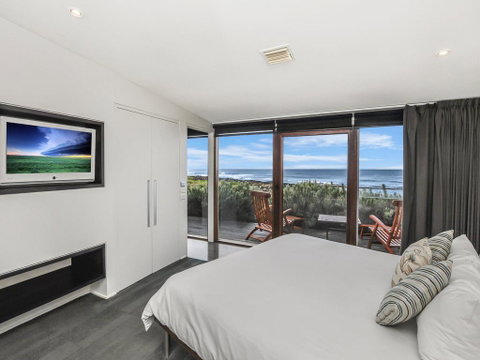 HEARN'S BEACHSIDE VILLA 1 - C Tourism 3