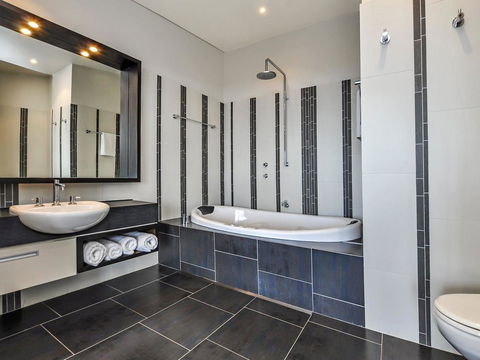 HEARN'S BEACHSIDE VILLA 3 - C Tourism 3