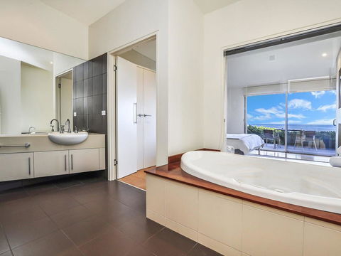 HEARN'S BEACHSIDE VILLA 7 - C Tourism 1