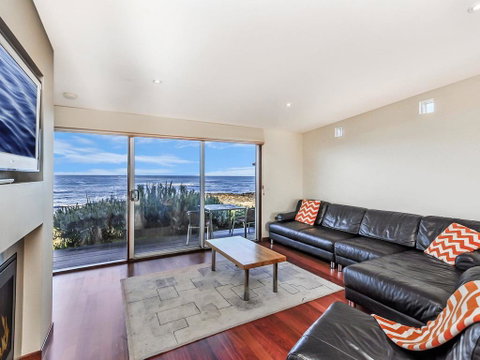 HEARN'S BEACHSIDE VILLA 8 - C Tourism 3