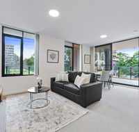 HomeHotel walking distance to Train and Westfield. - C Tourism