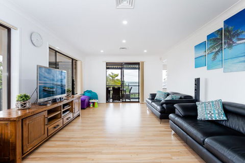 Kallaroo, 3 Kallaroo Street- Great House With Views, Pool, WIFI And Aircon - C Tourism 1