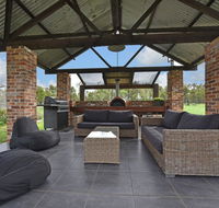 Kelman Cottage - tucked away with pool  native wildlife - C Tourism