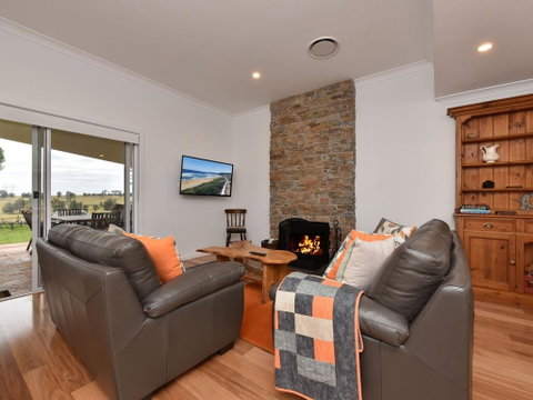 Kinloch Cottage Renovated To New On Daisy Hill Vineyard - C Tourism 3