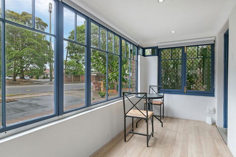 KOZYGURU ARNCLIFFE SYDNEY AIRPORT RENOVATED COTTAGE 3 BED HOUSE NAR232 - C Tourism 2