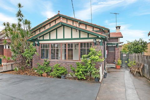 KOZYGURU ARNCLIFFE SYDNEY AIRPORT RENOVATED COTTAGE 3 BED HOUSE NAR232 - C Tourism 3