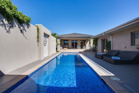 Kraimorie Large Family Beach House With Pool, Superb Water Views, Pool, And Games Room - C Tourism 1