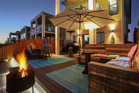 Lakeside Deck House - C Tourism 2