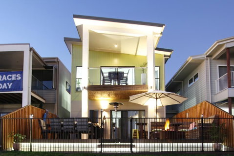 Lakeside Deck House - C Tourism 3