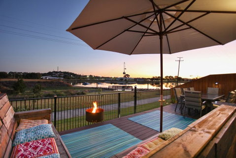 Lakeside Deck House - C Tourism 0