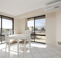 Lakeside Fun house near the Swan Valley - C Tourism