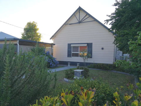 Large 6-Bedroom House With Wifi & Netflix Close To Singleton CBD Hunter Valley - C Tourism 0