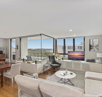 Light filled apartment with sweeping harbour views - C Tourism