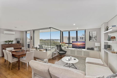 Light Filled Apartment With Sweeping Harbour Views - C Tourism 0