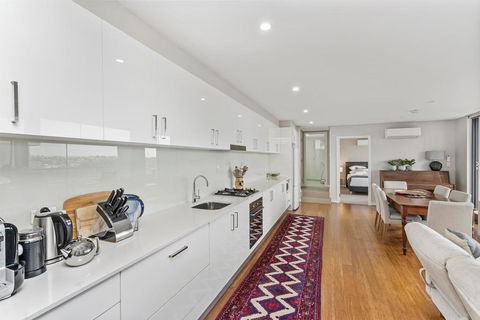 Light Filled Apartment With Sweeping Harbour Views - C Tourism 2