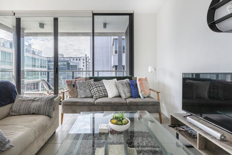 LIGHT, AIRY, SPACIOUS QUEENS ROAD APARTMENT - C Tourism 2