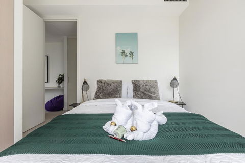 LIGHT, AIRY, SPACIOUS QUEENS ROAD APARTMENT - C Tourism 3