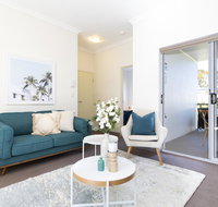 Light bright and spacious unit close to beaches - C Tourism