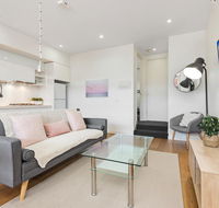 Light-Filled Beachside Apartment in Trendy Area - C Tourism