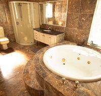 Luxuary self-contained living with Spa. - C Tourism
