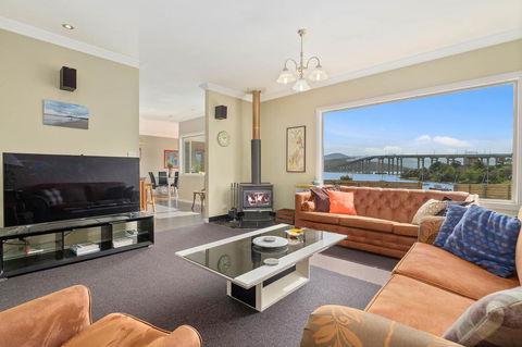 Manfield City Waterfront View Cottage - C Tourism 0