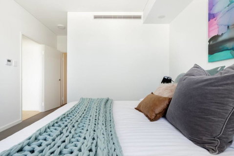 Minimalist Penthouse Condo With Skyline Vistas - C Tourism 2