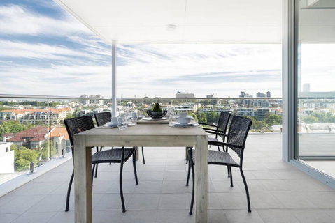 Minimalist Penthouse Condo With Skyline Vistas - C Tourism 0
