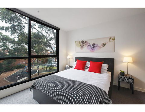 Modern 2 Bed Apartment In Trendy Collingwood - C Tourism 1