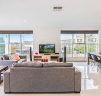 Modern Unit With Balconies Near Melbourne Airport - C Tourism