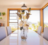 Moonah House-10 mins to CBD  MONA 4BR 2 BATH great view park 3 cars sleep 11 king bed en-suite - C Tourism