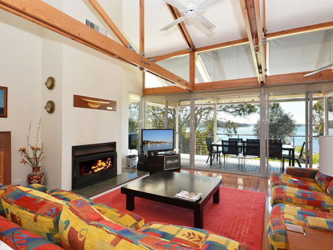 Morisset Bay Waterfront Views Lake House Looking Over Trinity Marina - C Tourism 1